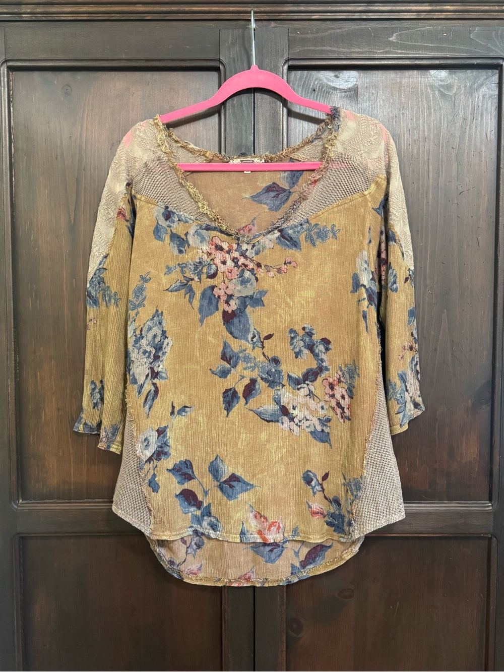 Gimmicks by BKE Floral V-Neck Lightweight Women’s Top Mustard with Mesh Panels